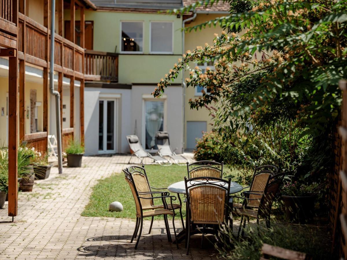 Fruehstueckshaus Wunderland Acomodação com café da manhã Laa an der Thaya Exterior foto