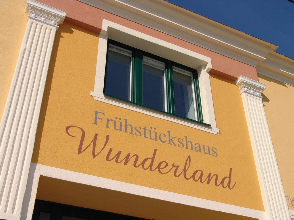 Fruehstueckshaus Wunderland Acomodação com café da manhã Laa an der Thaya Exterior foto