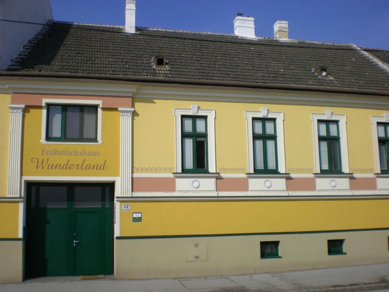 Fruehstueckshaus Wunderland Acomodação com café da manhã Laa an der Thaya Exterior foto